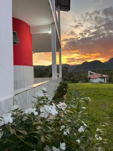 a building with white flowers on the side of it at Suítes FM in Cavalcante