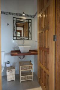 a bathroom with a sink and a mirror at Villa Girassol in Ilhabela