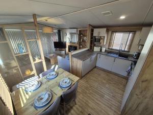a kitchen and dining room with a table in a tiny house at Whitstable Hemsworth Villa in Seasalter