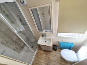 a bathroom with a sink and a shower and a toilet at Whitstable Hemsworth Villa in Seasalter +30 photos