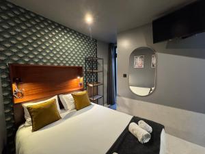 a bedroom with a large bed and a mirror at Kiosk 550 Apartment - Póvoa de Varzim in Póvoa de Varzim