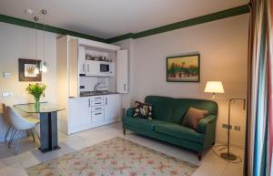 Kuchyň nebo kuchyňský kout v ubytování Apartaments Suites Sant Jordi