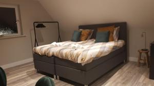 a bed with towels on it in a bedroom at Torenzicht in Kapelle