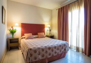 Postel nebo postele na pokoji v ubytování Apartaments Suites Sant Jordi + 37 fotografií
