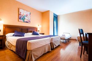 Łóżko lub łóżka w pokoju w obiekcie Hotel Las Provincias