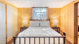 a bedroom with a bed and two lamps on tables at Asher by AvantStay in Asheville +46 photos