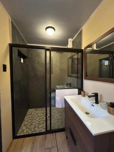 a bathroom with a shower with a sink and a shower at Hermosa Casa Familiar en Suchitoto in Aguacayo +22 photos