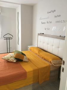 sypialnia z 2 łóżkami i znakiem na ścianie w obiekcie Apartment near Arts & Science w Walencji