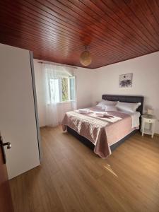 a bedroom with a bed and a wooden ceiling at Kuća za odmor Elena in Vrlika