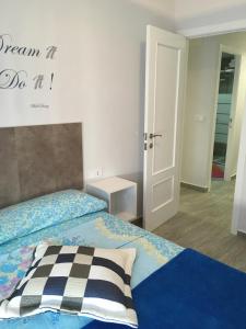 een kleine slaapkamer met 2 bedden en een deur bij Apartment near Arts & Science in Valencia