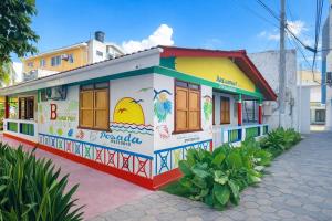 ein Gebäude mit einem Wandgemälde an der Seite in der Unterkunft Bread Fruit Lodge in San Andrés