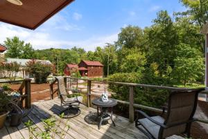eine Terrasse mit zwei Stühlen und einem Tisch darauf in der Unterkunft Green Tree Inn in Elsah