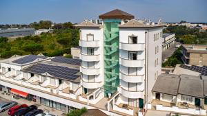 eine Draufsicht auf ein Gebäude mit Solarpaneelen in der Unterkunft Arcom Palace in Pomezia