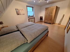 a bedroom with a large bed in a room at Gemütliches Ferienhaus in Schnaid mit zwei separaten und geräumigen Wohnungen - ausgestattet mit je einer großen Küche, zwei Schlafzimmern und einem Badezimmer in Hallerndorf