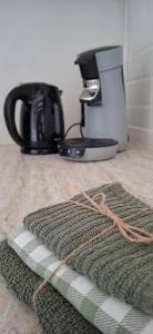 a coffee maker and a green rug on a counter at B&B Peelgoed in Kronenberg