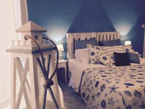 サレルノにあるThe Lighthouseの青い天井のベッドルーム1室(ベッド1台付)