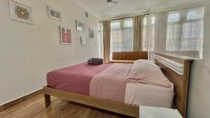 a bedroom with a bed and a window at Loft en Veracruz in Veracruz