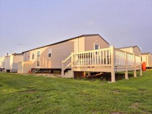 a row of mobile homes parked in a field at Whitstable Hollington in Seasalter