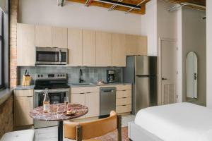 a small kitchen with a table and a bed at LIVN West Loop Chicago Classic Queen Studio in Chicago