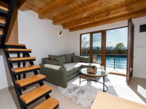 a living room with a couch and a table at Apartment Padre e hija in Ponari