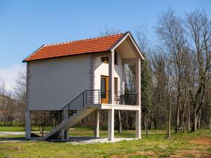 a small house with a staircase in a field at Apartment Padre e hija in Ponari