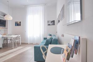 a living room with a blue couch and a table at Casa Contra in La Spezia