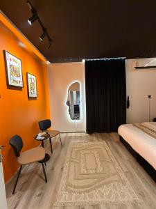a bedroom with orange walls and a bed and a rug at شقة فاخرة بجاكوزي وبلياردو دخول ذاتي in Hail