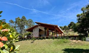 a small house on top of a grassy hill at Sítio São Francisco da saudade Refugio Conforto e Afeto na Serra de Cunha a 200m do asfalto in Cunha