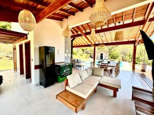 a living room with a couch and a table at Sítio São Francisco da saudade Refugio Conforto e Afeto na Serra de Cunha a 200m do asfalto in Cunha