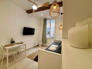 a small living room with a table and a desk at Casa Sauge in Grasse