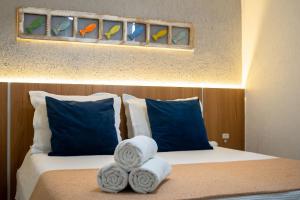 a hotel room with a bed with towels on it at Hermoso Apartamento, Centro de Búzios-5Min da Orla in Búzios