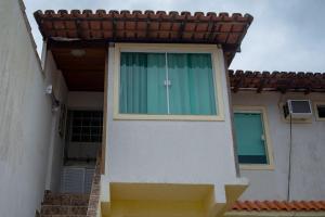 a building with a window on the side of it at Hermoso Apartamento, Centro de Búzios-5Min da Orla in Búzios