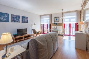 un salon avec un canapé et une télévision dans l'établissement Go2oporto - Ribeira do Porto, à Porto