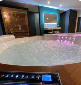 a room with a counter top with water on it at Loveroom Lens in Lens