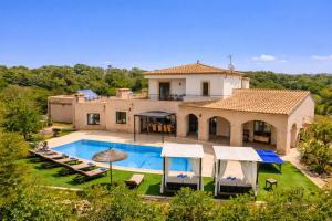 an aerial view of a house with a swimming pool at E227 Sa Pedrera by Mallorca Villa Selection in Caʼs Concos