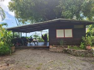 a small cabin with a picnic table on a deck at Maison avec bungalow Ylang in Uturoa