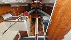 a view of the inside of a boat with a sink at Lisboa Barco Ilinx Marina Parque das Nações in Lisbon +3 photos