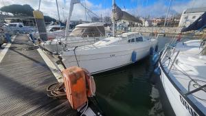 a white boat is docked at a dock at Lisboa Barco Ilinx Marina Parque das Nações in Lisbon