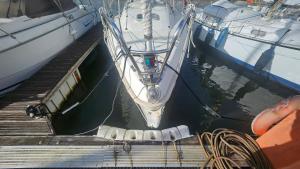 a white boat is docked at a dock at Lisboa Barco Ilinx Marina Parque das Nações in Lisbon