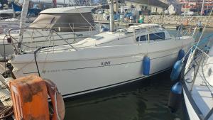 a white boat is docked in the water at Lisboa Barco Ilinx Marina Parque das Nações in Lisbon