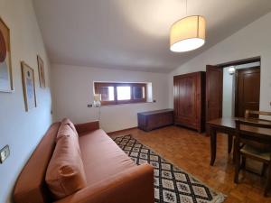 a living room with a couch and a table at Casa Vanda in San Lorenzo