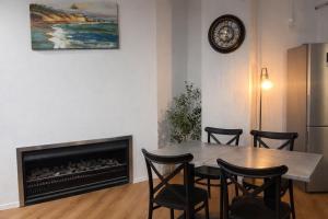 ein Esszimmer mit Tisch und Kamin in der Unterkunft Gamma Hotel in Auckland + 51 Fotos