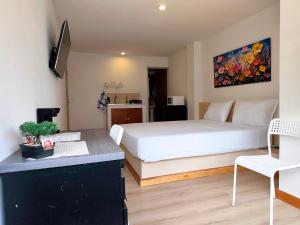 a bedroom with a bed and a desk with a computer at ABC-53 Housing in Medellín