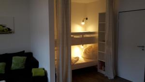 ヴィンターベルクにあるFerienwohnung "kleines glück" in Winterberg-Niedersfeldの二段ベッド1組(鏡付)が備わる客室です。