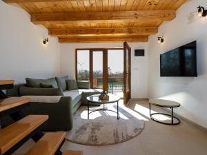 a living room with a couch and a table at Apartment Padre e hija in Ponari