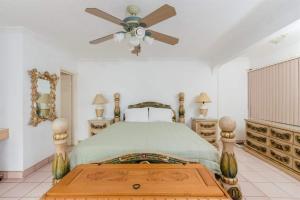 a bedroom with a bed with a ceiling fan at Comfortable Beachfront Condo Las Olas II 1 in Puerto Peñasco