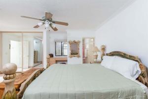 a bedroom with a bed and a ceiling fan at Comfortable Beachfront Condo Las Olas II 1 in Puerto Peñasco +24 photos
