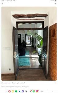 an open door into a living room with a plant at Loft incroyable en médina in Essaouira