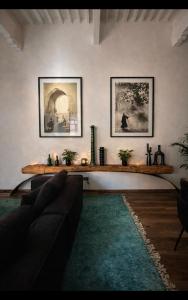 a living room with a couch and a table at Loft incroyable en médina in Essaouira