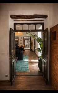 an open door into a living room with a couch at Loft incroyable en médina in Essaouira